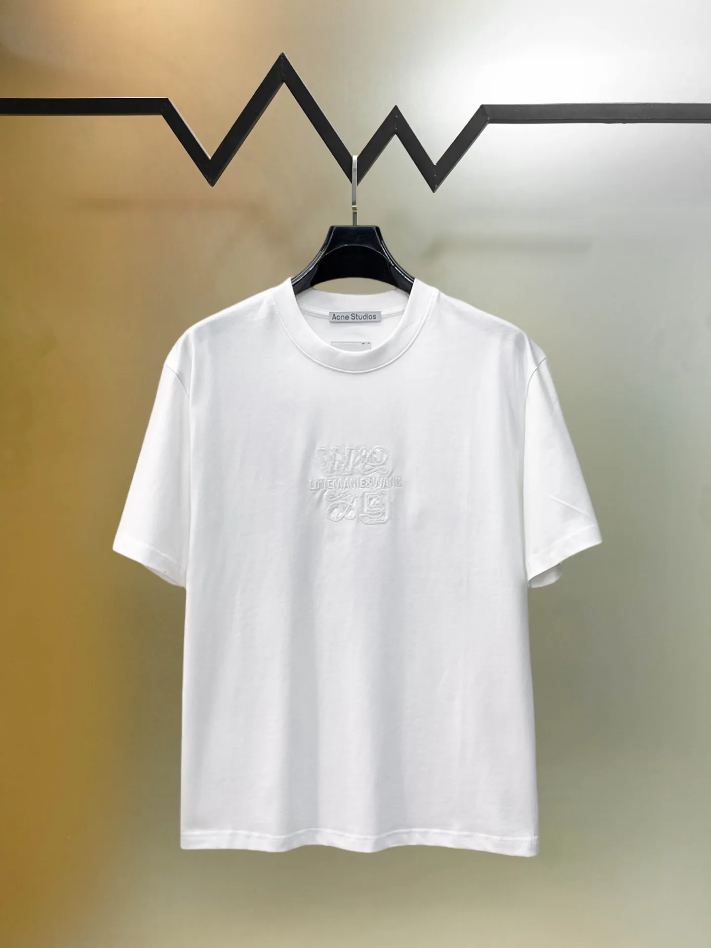 Balenciaga's high-end top-quality products 🐮2026 Spring and Summer New Arrival first counter, the latest New Arrival short-sleeved round neck T-shirt, Premium customized design, avant-garde and fashionable! Brand logo heavy craftsmanship design Premium customized 260g fabric. Soft to the touch. Comfortable to wear. Counter-level exquisite stitching. Fine workmanship. The upper body effect is incomparably handsome! A must-have item for men and women with the same style! Sizes: S~XXL When placing an order, please state your height and weight. The maximum wearing size is 210 pounds (one size larger)